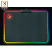同場推介<br>Draconem RGB Cloth Edition滑鼠墊用上全彩炫光側邊設計，半粗質微紋理表面有助提升滑鼠反饋。<br>售價：$380（b）