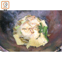4.將煎好的魚塊放入煮好的魚湯中，滾起灑上辣椒絲即成。