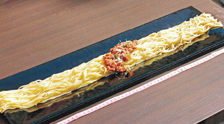 奈良餐廳「cucina+oven piano」在1月11日「麵之日」，特別推出顧客可按意粉長度收費的服務。