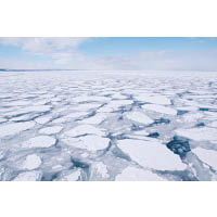 冬日的鄂霍次克海到處都是流冰，情景壯觀。