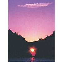 以圓月島為背景的夕陽美景備受旅客推崇。