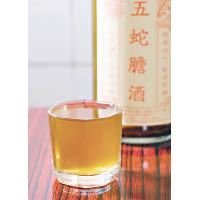 傳統會配以蛇膽酒，添香又驅風。