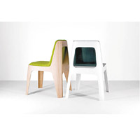 CONICAL CHAIR<br>呈流線型設計的椅子，可以堆疊起來，並設有手提位置，存放方便。