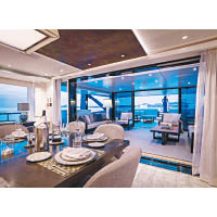 主甲板室內擁有偌大的客飯廳，並提供4種燈光設定。
