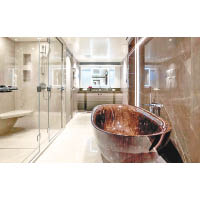 主人套房衞浴室擁有非洲烏木浴缸及雙人水療淋浴設備。