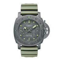 Panerai Submersible Marina Militare Carbotech 47mm的錶盤，隱約呈現迷彩圖案，軍事色彩相當濃厚。39,900歐元（約HK$35.6萬）