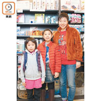 賴太（右一）希望兩個女兒透過活動加深對人體的認識，並學懂愛惜健康。
