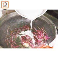4. 混合蝦米水、清水及粘米粉，收慢火逐少倒入鑊內與蘿蔔絲拌勻。