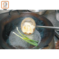 1. 魚肚浸泡2小時，切件後，加薑和葱汆水20至25分鐘，再沖水逼出油分。