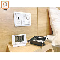 房間採用木系設計，並設有時尚的USB充電插口。