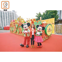 香港迪士尼樂園讓新春更快樂<br>用上花團錦簇、張燈結綵的傳統設計，聯同迪士尼好友穿上賀年新裝向大家拜年。