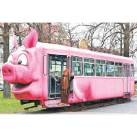 博物館外的豬豬電車，是遊客打卡之選。
