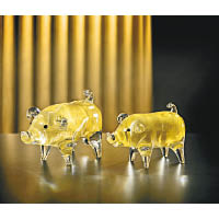 出自意大利水晶品牌Duccio di Segna的金豬擺設，以剔透閃亮的水晶（含24%氧化鉛）於攝氏1,220度的火爐中精心製作而成，可為家居布置帶來畫龍點睛的視覺效果。金豬擺設（爸爸，左）$4,435、金豬擺設（媽媽，右）$4,110（c）