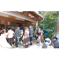除了本地居民，新年前後亦吸引不少名古屋及大阪等地的善信到訪神社。