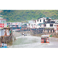 大澳<br>除了暢遊大澳漁村外，沿吉慶後街行至海旁，便可到達著名的侯王廟祈福，還可順道多走10分鐘，前往後山小丘的狗伸地觀景台，遠眺港珠澳大橋。