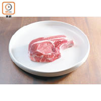 豬鞍邊位的脂肪不要切走，否則煎出來的成品會變得又乾又柴。