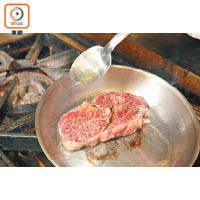 煎牛扒與煎豬鞍相若，用油淋肉的表面，但為免蓋過牛肉味，不必加香草一齊煎。