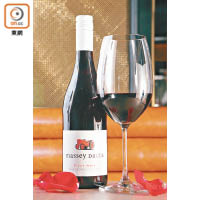 選質感較薄及輕度酒體、微酸與富果香的Pinot Noir紅酒搭配，有助減低肉扒的膩口感之餘，亦能吊出肉鮮味。