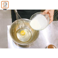 先製作絲絨蛋糕，將雞蛋、牛奶、菜油和食用色素拌勻。