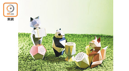 本地紙藝設計單位Stickyline聯同台灣設計團隊HYM創作了三款馬戲團動物主題的紙雕模型，賣相吸引之餘，還可播放音樂。