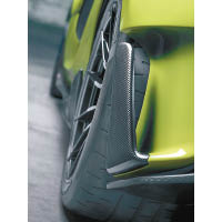 碳纖擾流套件由車頭、兩側延至車尾，帶來上佳的空氣動力學表現。