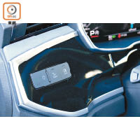 新車的車燈控制按鍵置於驚駛席前方冷氣風口下，有別於傳統的旋鈕式。