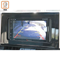 中控台頂設6.8吋輕觸式屏幕音響系統，並且連接後泊鏡頭，倒車泊車睇位輕鬆容易。