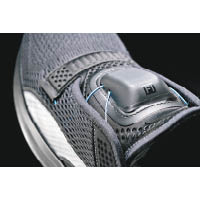 以手指於鞋面自動綁帶裝置向上或向下掃動，摩打就會調節Dyneema纖維線的鬆緊。