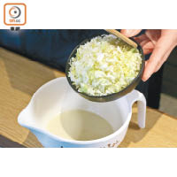大阪燒用的是椰菜粒，至於麵糊除水及小麥粉外，還會加入發粉、蛋白及自家製醬料，令口感更加香脆鬆化。