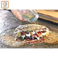香師傅指鰹魚粉及海苔粉皆可以提升燒餅的鹹香味。