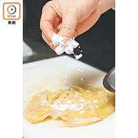 起出雞皮後要先上生粉，再用手輕拍生粉黏實雞皮，方便之後釀入蝦膠。