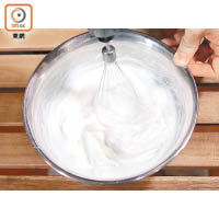 3. 麵粉過篩，與蛋漿拌勻。將蛋白混合30克沙糖，用打蛋器拂打至挺身。