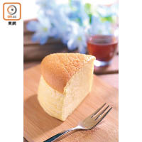 日式芝士蛋糕<br>屬於半蒸焗蛋糕，因此口感濕潤鬆軟，但又不失香濃的芝士香氣，風味與一般較實淨的芝士蛋糕截然不同。