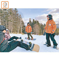 可跟導師學習滑雪，並且有中、英、日或韓語的導師可選，滑雪場全套裝備每日￥14,000（約HK$994）起，兩小時指導班￥5,000（約HK$355）起。