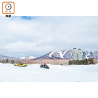 由大馬力雪上電單車拉動的雪上泛舟，很富速度感，每人￥1,600（約HK$114）。