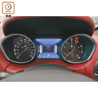 雙圈式配遮光罩儀錶板設計，中間螢幕可顯示各項行車資訊。