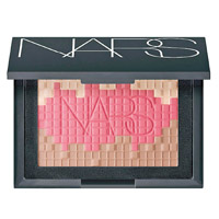 NARS馬賽克漸變拼色修容胭脂（限量版） $420（A）<br>一盒有齊胭脂、提亮及修容3種功效，可單獨或混合使用，打造不同妝效。