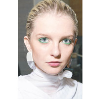 在2019春夏米蘭時裝周上，Cividini的模特兒眼妝用色大膽，加上清新的綠色點綴。