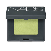 NARS限量單色眼影 # Matcha $180（A）<br>擁有如絲絨般的質地，加上新添的抹茶綠色富清新感，在大自然氣息濃厚的春日使用最適合不過。
