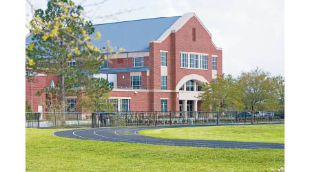 德州的The Village School與MIT麻省理工合設STEAM（科學、技術、工程、藝術和數學）課程。