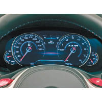 錶板為全數碼屏，介面會隨着不同駕駛模式而改變。