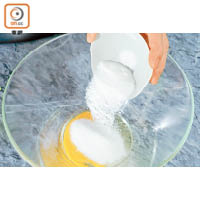 1. 混合橙花香精、鹽、雞蛋及糖，攪拌至奶白色。