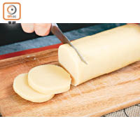3. 將雪硬的麵糰切成約半厘米厚度，放入預熱至180℃的焗爐焗約20分鐘。