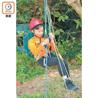 導師會為小朋友設置爬樹繩，讓其可用雙腳踏實，再以一推一拉的方式攀上去。