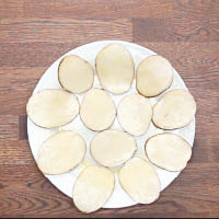 在碟上加適量橄欖油再放薯片，叮約6分鐘就食得。