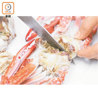 蟹肉要由經驗師傅人手去殼拆肉，確保蟹肉完全不黏半點殼。