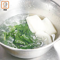1. 分別灼熟菠菜及竹笙，撈起浸冰水後搾乾水分。