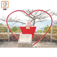 被認定為「戀人聖地」的千光寺公園，設置了一對白貓情侶像。