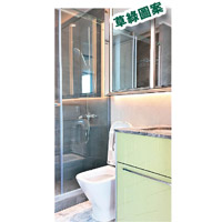 洗手盆櫃選用清新的草綠色，別具特色。