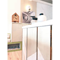 室內用上大量木系櫃子，更加入木製裝飾品，貫徹布置主題。